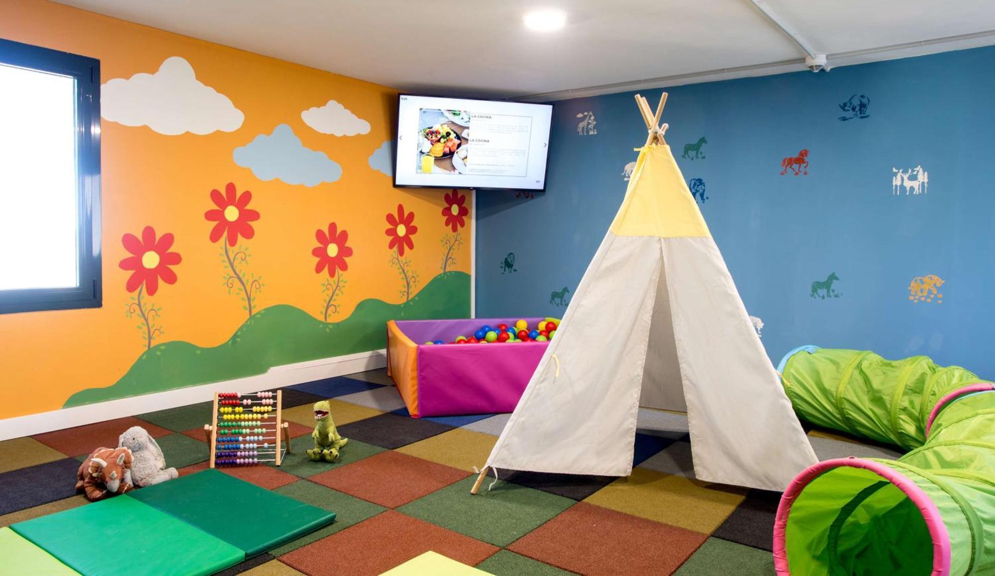 Hilton Mallorca Galatzo 帕格拉 外观 照片 A children's playroom at a hotel