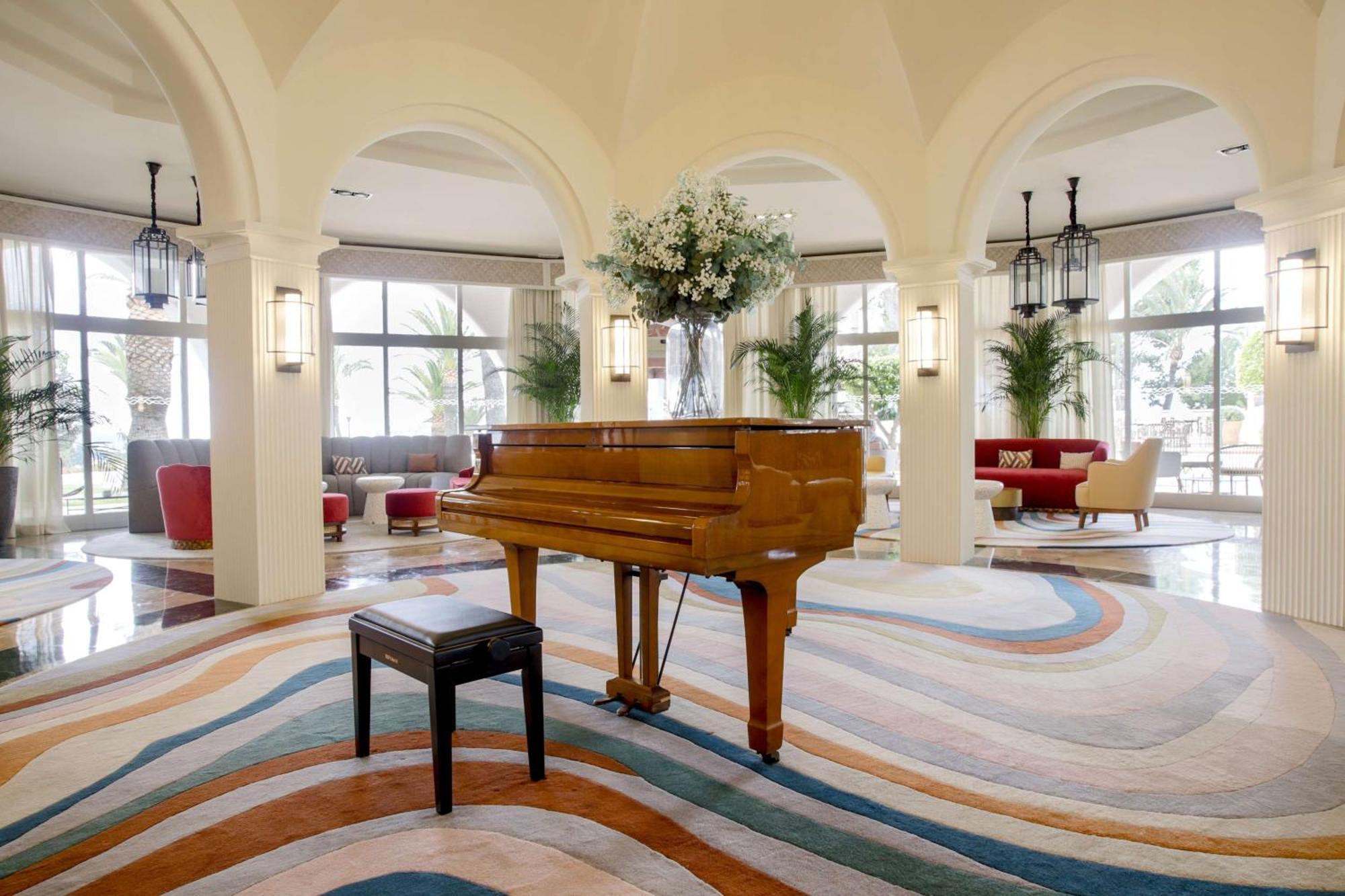 Hilton Mallorca Galatzo 帕格拉 外观 照片 The lobby of the Four Seasons Hotel